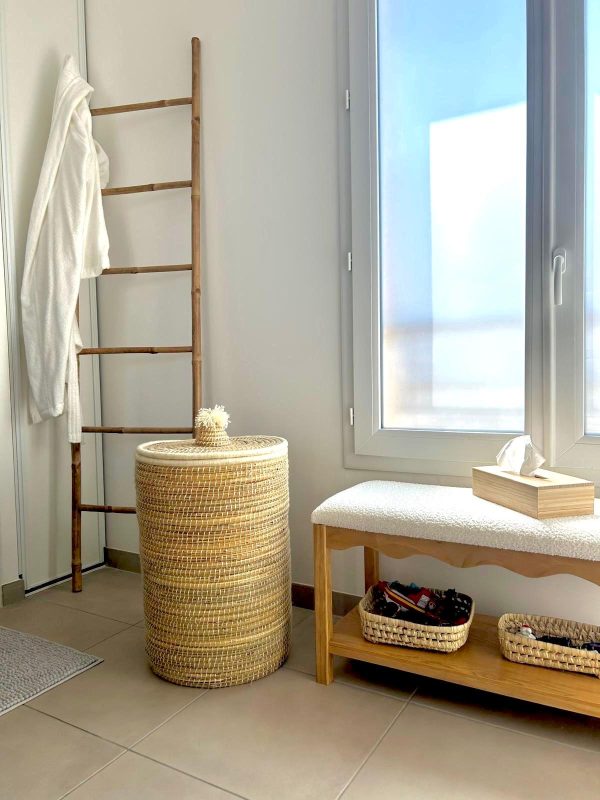 PANIÈRE DE RANGEMENT À LINGE BERBÈRE EN PALMIER ET LAINE BLANCHE 60CM MODÈLE ESSAOUIRA