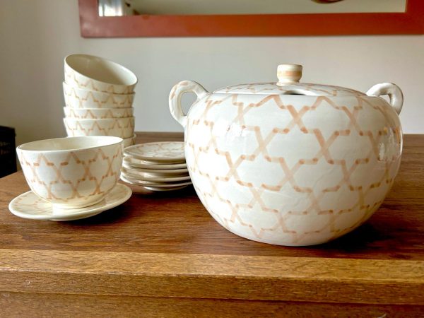 ENSEMBLE SOUPIÈRE ET BOLS BLANC À MOTIFS BEIGE EN CÉRAMIQUE
