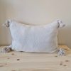 HOUSSE DE COUSSIN À POMPONS BEIGE 60x40 MODÈLE NAÏMA – Image 2