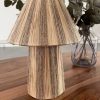 LAMPE DE CHEVET H30 À POSER BI MATIÈRE EN DOUM ET RAPHIA À CHAPEAU – Image 3