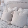 HOUSSE DE COUSSIN À POMPONS BLANC 50x50 MODÈLE NAÏMA – Image 3