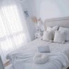 HOUSSE DE COUSSIN À POMPONS BLANC 50x50 MODÈLE NAÏMA – Image 4
