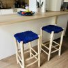 Tabouret de bar en tissu bleu majorelle et bois naturel – Image 2