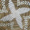 PLATEAU BERBÈRE ROND MAROCAIN EN LAINE BLANC ET FEUILLES DE PALMIER MODÈLE TAZA – Image 4
