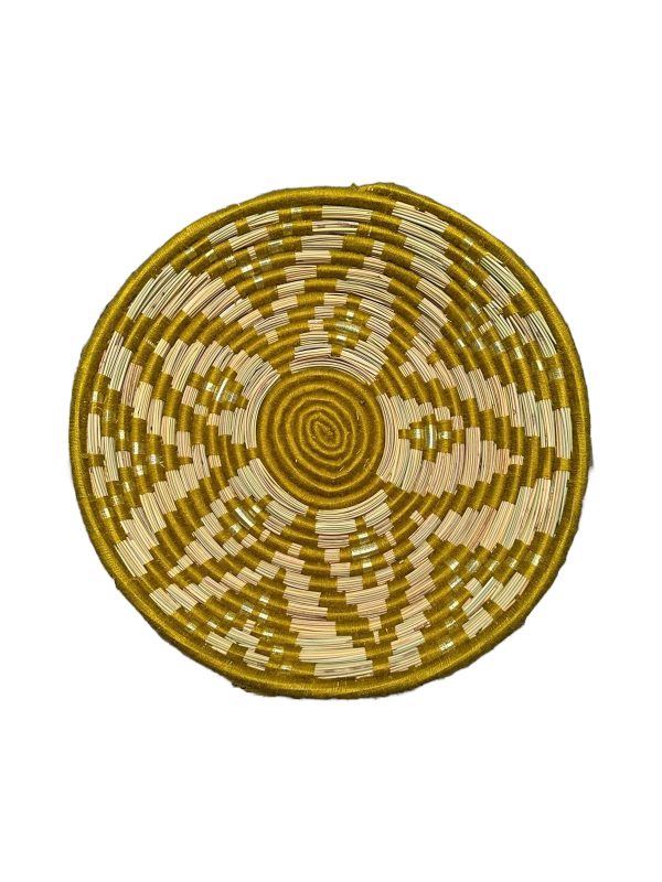 PLATEAU BERBÈRE ROND MAROCAIN EN LAINE OCRE ET FEUILLES DE PALMIER MODÈLE TAZA