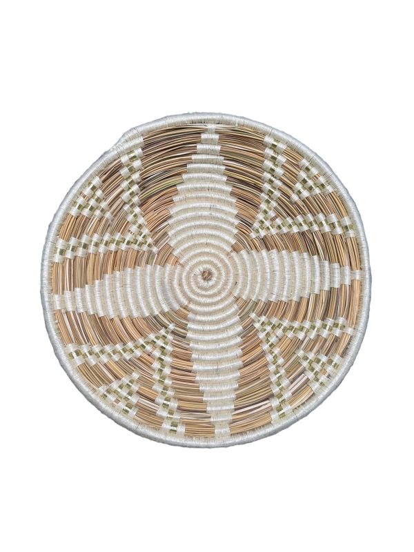 PLATEAU BERBÈRE ROND MAROCAIN EN LAINE BLANC ET FEUILLES DE PALMIER MODÈLE TAZA