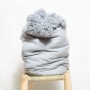 PLAID JETÉ DE LIT À POMPONS 1,5x2 GRIS PETIT MODÈLE NAÏMA – Image 2