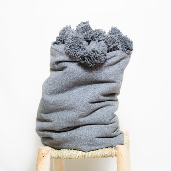 PLAID JETÉ DE LIT À POMPONS GRIS FONCÉ MODÈLE NAÏMA