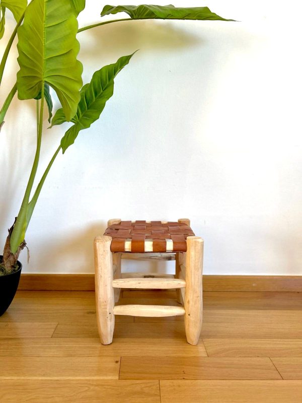TABOURET EN CUIR MARRON ET BOIS NATUREL MODÈLE BEJAAD