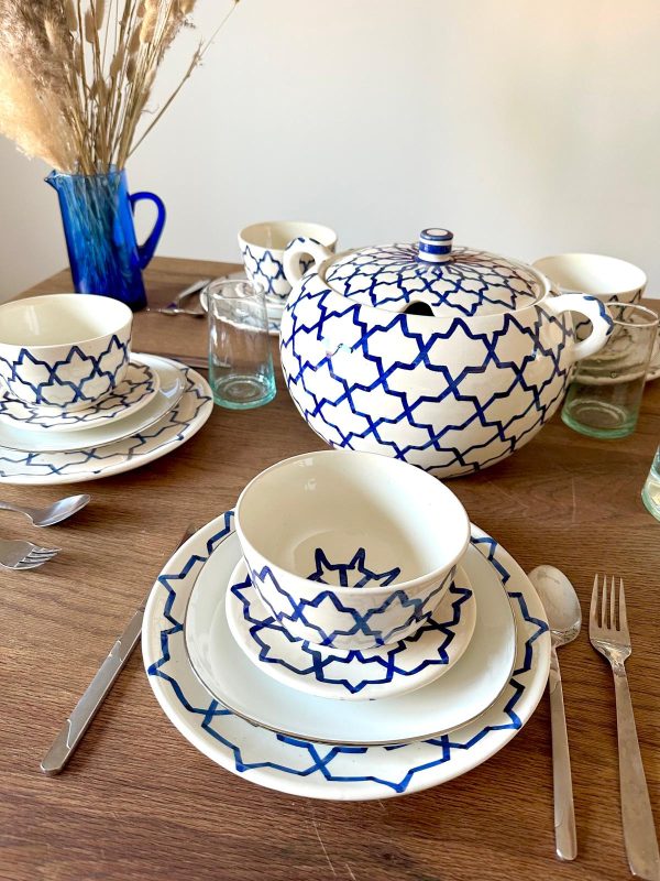 SOUPIÈRE BLANCHE À MOTIFS BLEU EN CÉRAMIQUE