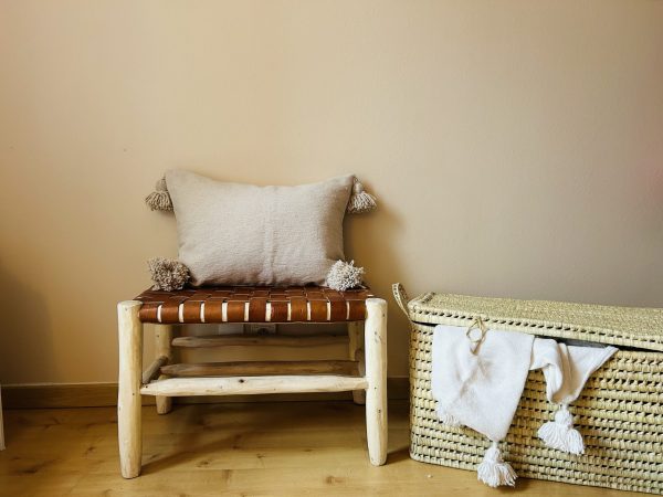 HOUSSE DE COUSSIN À POMPONS BEIGE 60x40 MODÈLE NAÏMA
