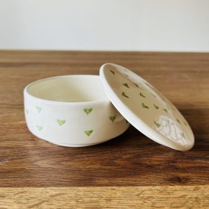 BOÎTE RÉCIPIENT BLANCHE ET CŒUR VERT MAROCAIN FAIT MAIN