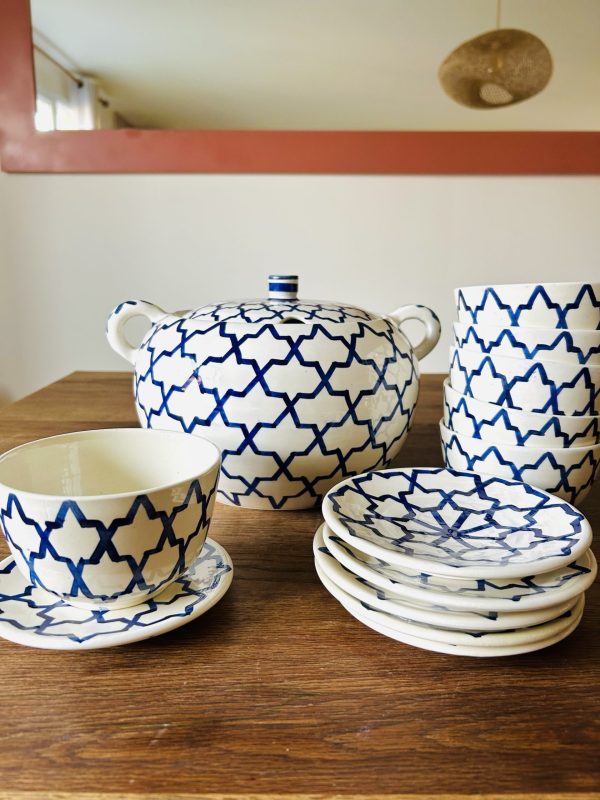 ENSEMBLE SOUPIÈRE ET BOLS BLANC À MOTIFS BLEU EN CÉRAMIQUE