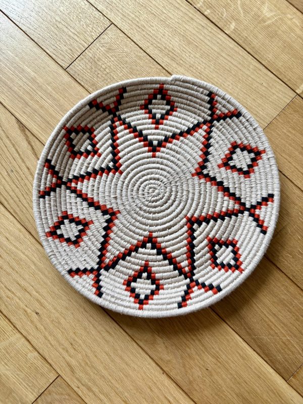 PETIT PLATEAU BERBÈRE ROND MAROCAIN EN LAINE COLORÉ ET FEUILLES DE PALMIER MODÈLE TAZA